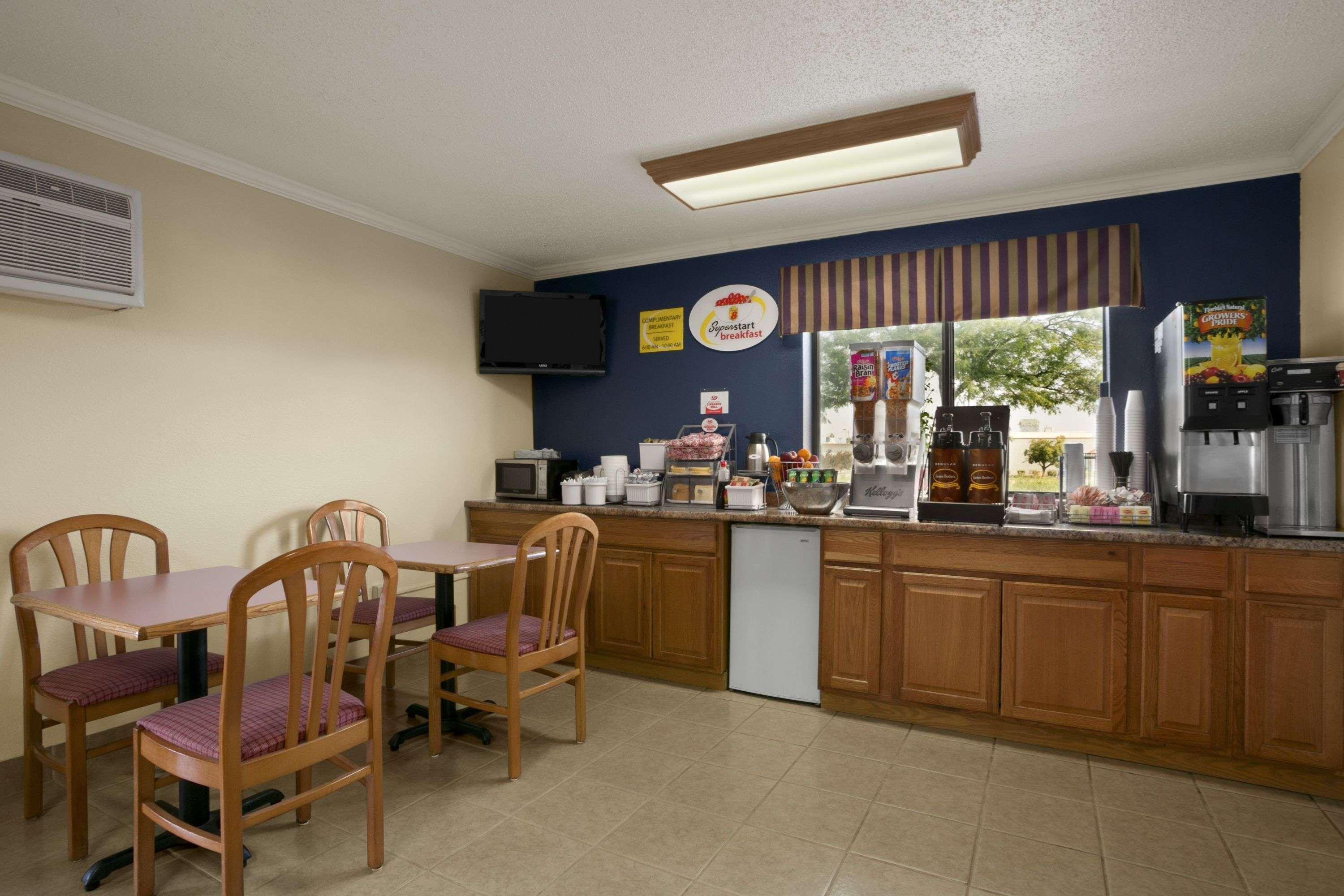 Super 8 By Wyndham Saginaw Motel Eksteriør billede